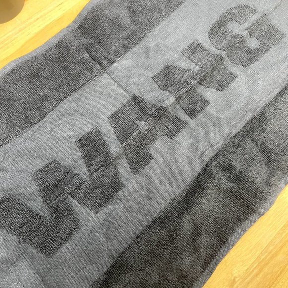 Alexander Wang H&M Water Bottle Black With Hand Towel NEW - Picture 2 of 5